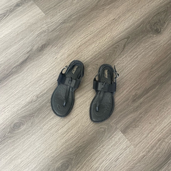 Born Shoes - Born Belluno T-strap leather black sandals